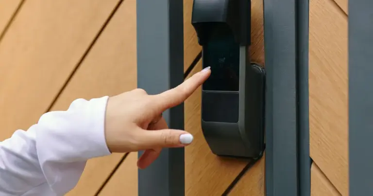 Cerradura inteligente con teclado en la puerta principal de una casa