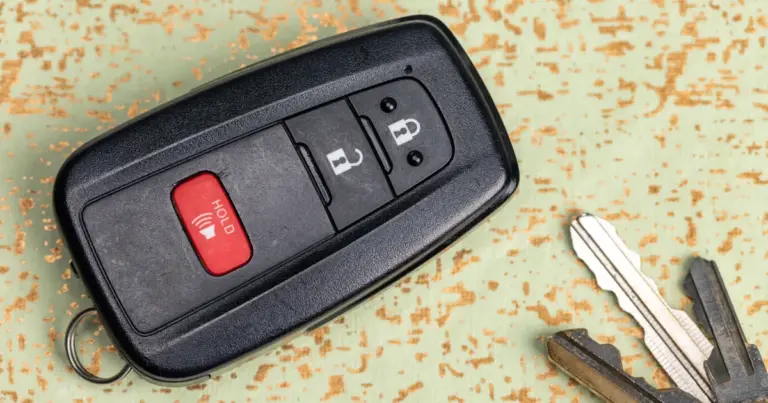 Llave de auto con chip transponder sobre una superficie