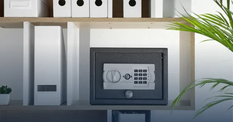 Caja fuerte digital instalada en un clóset del hogar